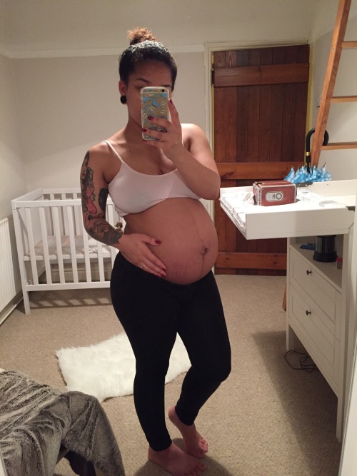 mia-redworth:  I’m 30weeks 5days today. I know I always complain about how heavy Austin is but my knees/thighs just can’t carry the weight atm 