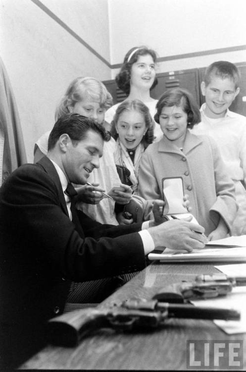 Hugh O’Brian signing autographs(Francis Miller. 1957)