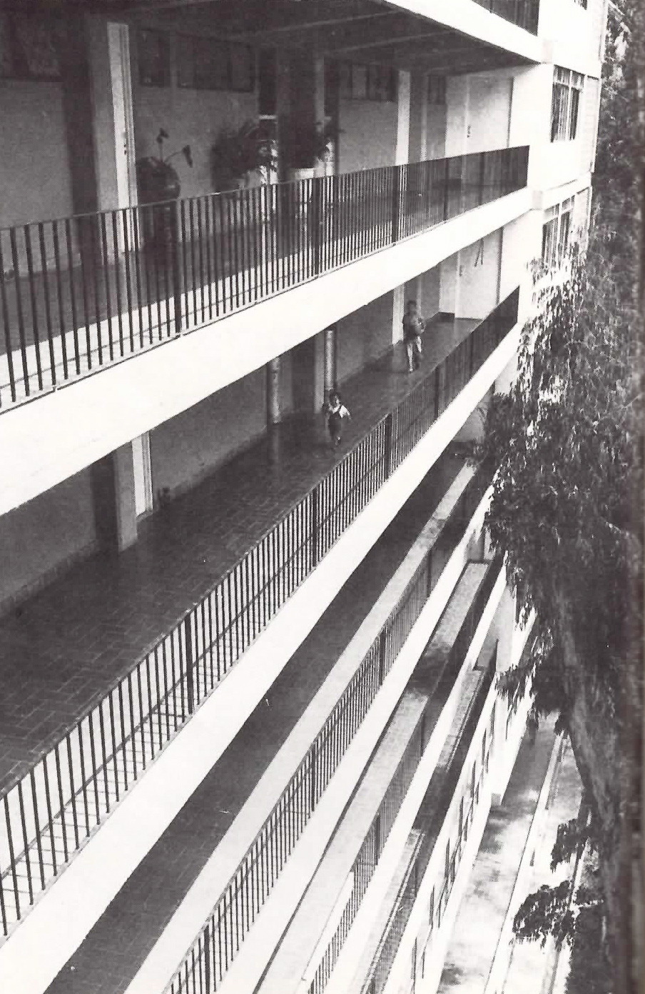 unavidamoderna:  Vista de la pasillos al aire libre de la fachada posterior, Edificio