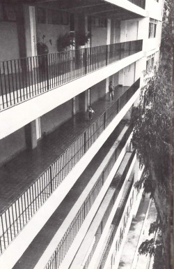 Unavidamoderna:  Vista De La Pasillos Al Aire Libre De La Fachada Posterior, Edificio