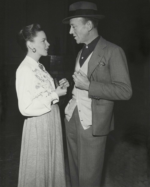 freddie-my-love:Fred Astaire and Judy Garland chatting on the set of Easter Parade, 1948