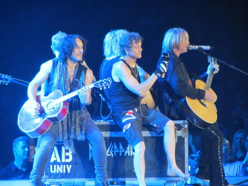   Def Leppard  at the Allstate Arena in Rosemont, IL on 7/19/12.  by https://sv.wikipedia.org/wiki/Def_Leppard