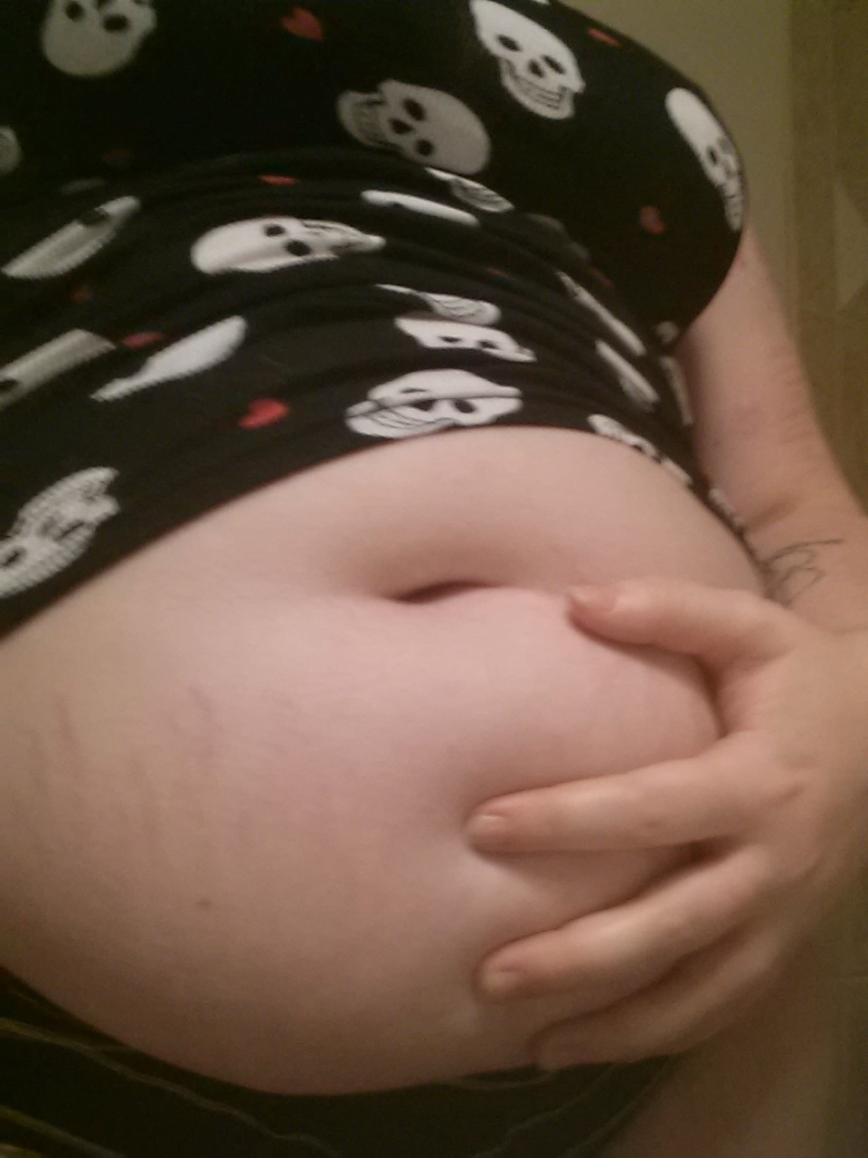 chubbybunnysgain:  This tank is sooooo tight. It rides up when I barely even move!
