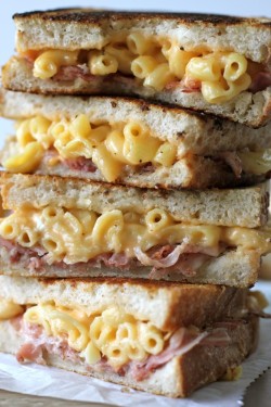 nom-food:  Pancetta macaroni cheese sandwich