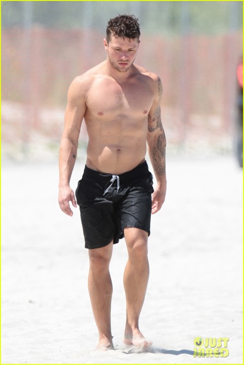 Porn photo jazzmenloria:  holy hot damn  Ryan Phillippe