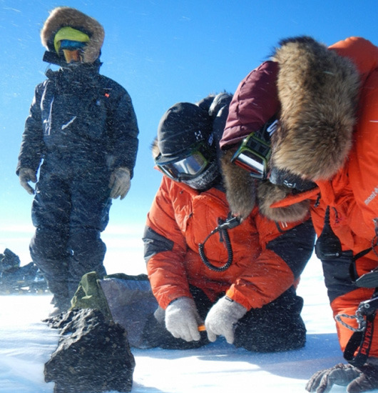 Big meteorite found in Antarctica
Like the fireball that crashed into Russia, the Antarctic meteor is chondrite, the most common type of meteorite.