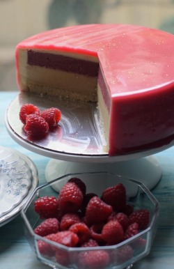 sweetoothgirl:  Honey and Raspberry Entremet 