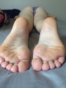 den1975:  amiefeet:  Watch my latest video ;) https://www.youtube.com/watch?v=5qOY31Pn0OA ~Amie   WOW THOSE ARE AMAZING SOLES!!