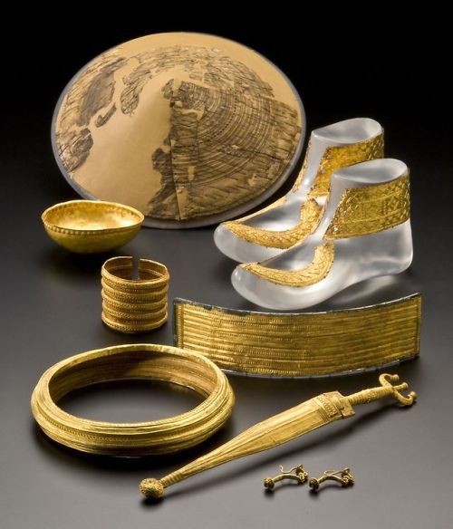 historyarchaeologyartefacts:Gold grave goods of celtic chieftain from Hochdorf, Germany. About 530 BC [1500x1800]