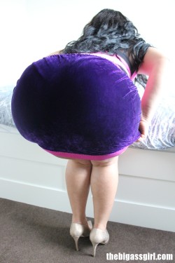Big Booty Mini Skirt Huge Ass Bubble Butt Brunette Http://thebigassgirl.com