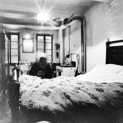 Una camera a #Correggio nel 1980 una persona sola in un #monolocale. Reportage con #hasselblad swc. 