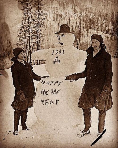 cullencouture:Esme and a younger cousin on New Year’s Day in 1911. Little does she know what a