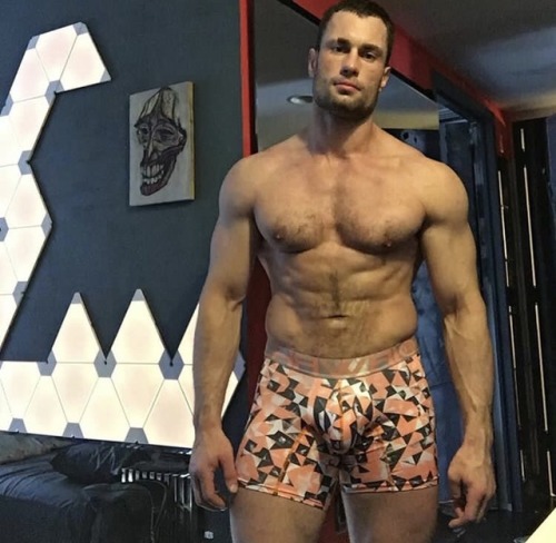 hotandsexymen:  http://instagram.com/staslandon