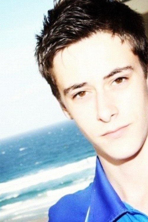 djjjjjj24:  hungauslad:  Gay boy from Melbourne Aus.  Wanna meet this guy ;)