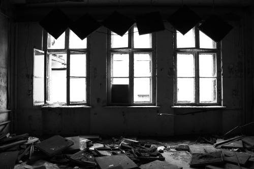 eeevibruenn:Abandoned Ballroom. Berlin. (Part II)Das ist gut. Ich gebe es fünf Sterne.