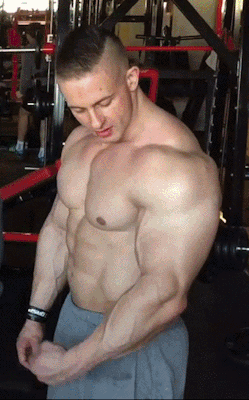 toobig2move2dumbtocare:  Fuck, you right, me so fuckin’ big, like, fuck yeah, bro, big fuckin’ muscles, fuck yeah! 