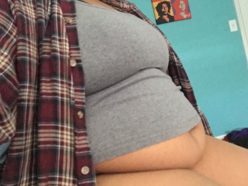 mortadelino: morena-la-reina: Lazy Saturday mornings are my favorite.  Pretty belly