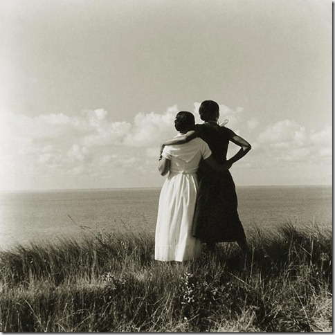 wlwvintage:    Two women looking out to sea