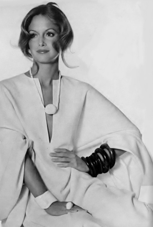 Pinterest , DES HISTOIRES DE MODE | Karen Graham, Halston vintage,Vogue, November 15, 1971 / Spring 