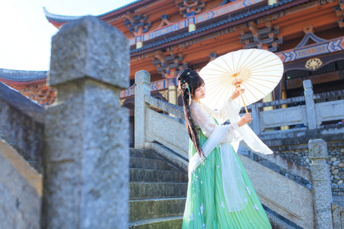 mingsonjia:【梨花雨】絮影苹香，春在无人处。移舟去，一砚梨花雨。by 喵小天   出镜：兔兔
