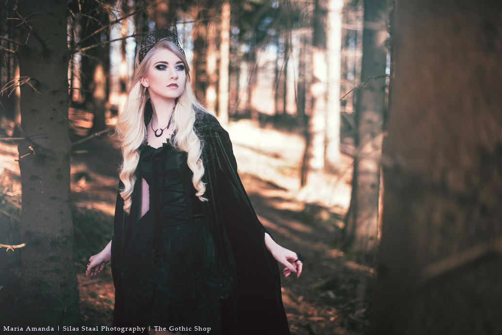 gothicandamazing:    Model: Maria AmandaPhoto: Silas Staal photographyBlack Velvet