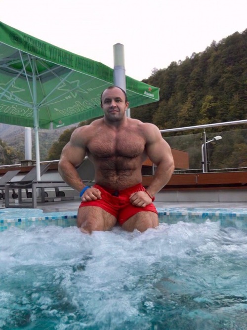 madmudu: omg!!! Mad chest to waist ratio. That’s what I like!