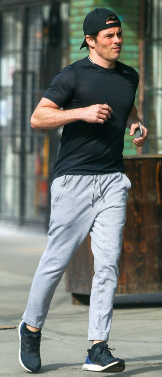 mynewplaidpants:James Marsden jogging in sweats through the streets of New York City is a thing I need to see in the flesh (thanks Mac)