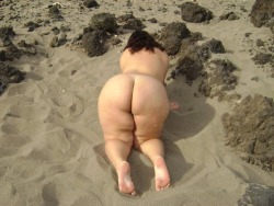 hairyholesheaven:  nice big butt for beach