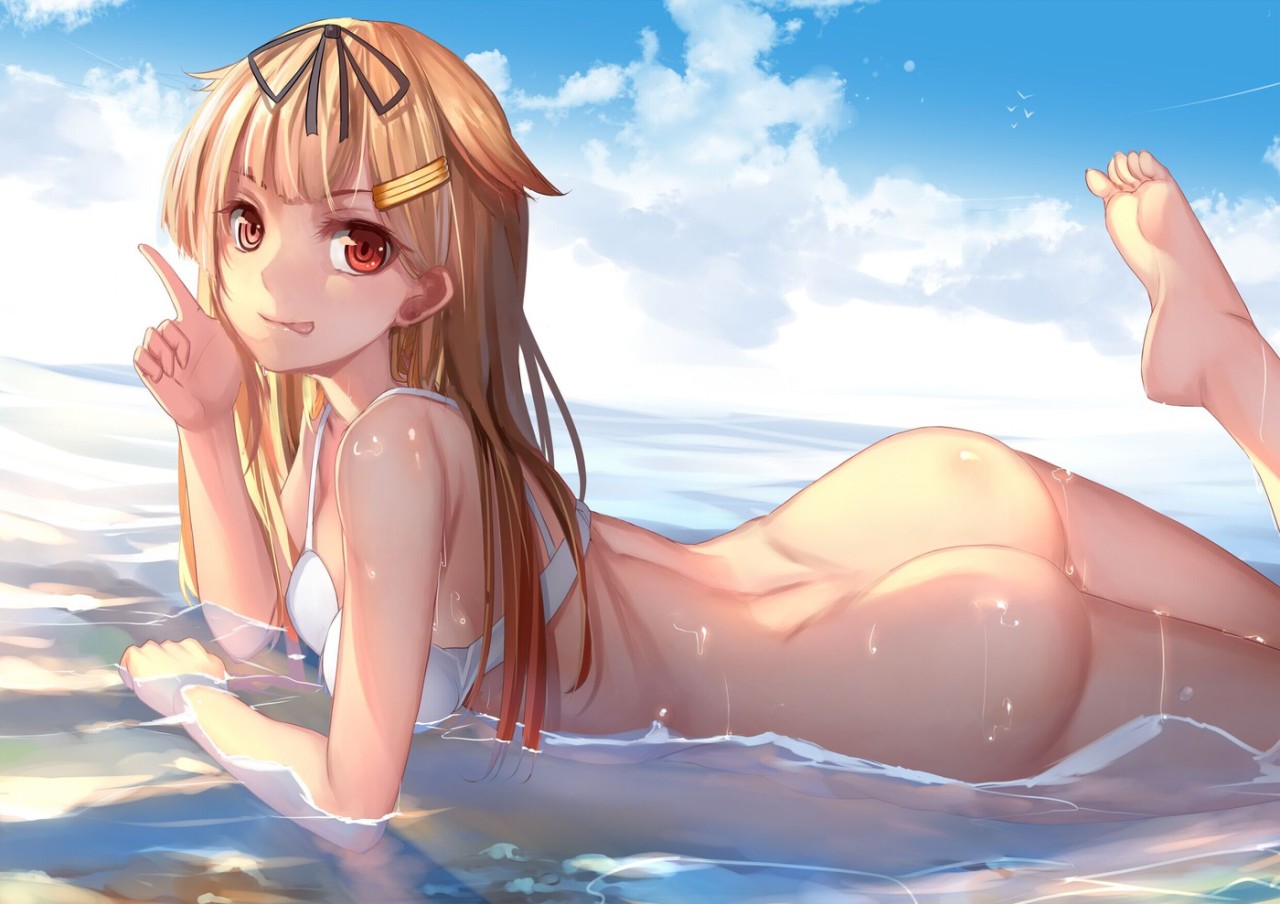 艦隊これくしょん、夕立（艦これ）、weiyinji xsk、高解像度、ビキニ、リボン、ヘアリボン、ボトムレス、ロングヘア、ビキニトップ、ホワイトビキニ、一人、女一人、お尻、水、水着、海洋、濡れている、片足上げ、白い水着、空、笑顔、舌、舌出し、舐めずり、裸足、赤目、足、足の裏、金髪、雲、青空、髪飾り