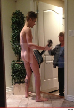 tvspecial:  notatvvink:  tvspecial:  why is he surprising old women in the nude  that’s his grandma  why is he surprising his grandma in the nude 