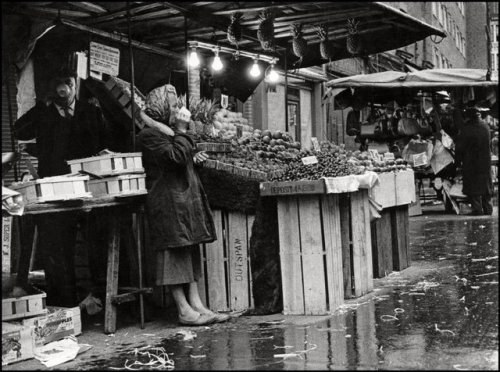 federer7: London. 1964. A cup of tea at the farmers market © Herbert List/Magnum Photos