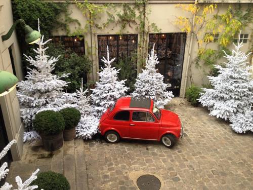 Noël arrive à Paris #paris #christmas #advent #travel #courtjard #mini #christmastree #café (hier: M