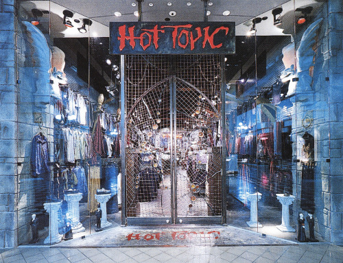 newwavearch90:Hot Topic prototype store - City of Industry (~2000)Looks like the entry gates in the 