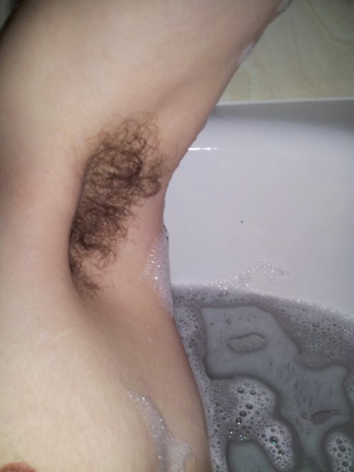 hairysweetlittleone:  Bath time <3  I would give so much to be on that bath tub