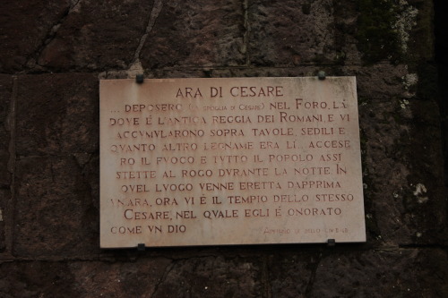 roaming-through-rome:Grave of Julius Caesar, Forum Romanum