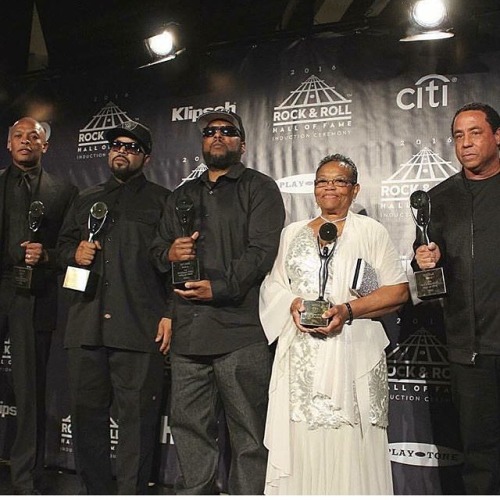 Happy to see Eazy’s mom accept his rock & roll hall of fame award on his behalf