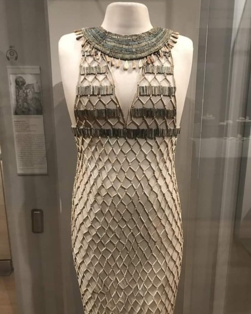 Vestido Del Antiguo Egipto Hecho Con Bordados De Oro, Del Reinado Del Faran Khufu, Cuarta Dinasta Cuarta,