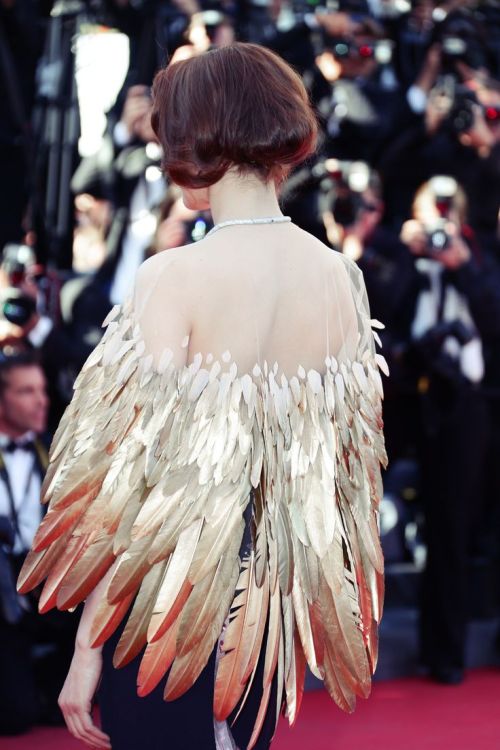 fieldbears:  snake-bit:  nerds-of-the-random-fandoms:  Wow what dress is that?  Christian Dior couture, Laetita Casta, Cannes festival.  lay me to rest 