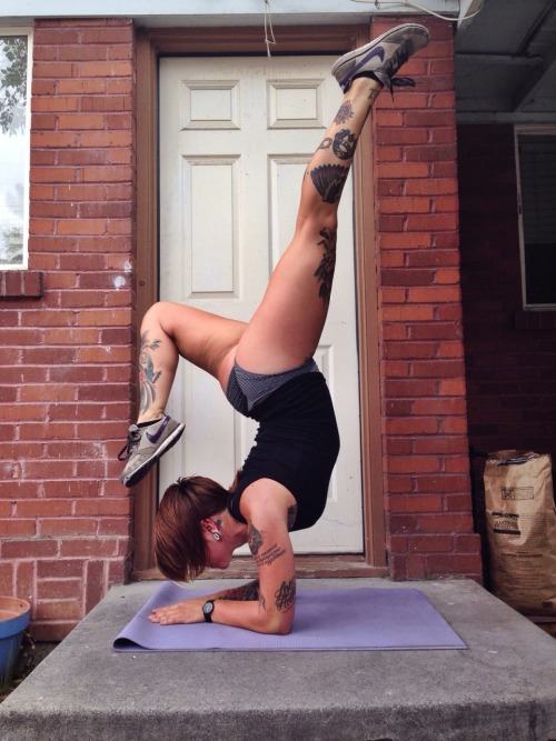 grownassmaam:  fuckyeahyoga 👋