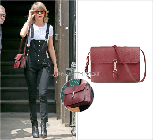 Sarah Chapelle on X: Taylor Swift carries a @HenriBendel backpack +  @dolcegabbana bag — December 26/31, NYC.    / X