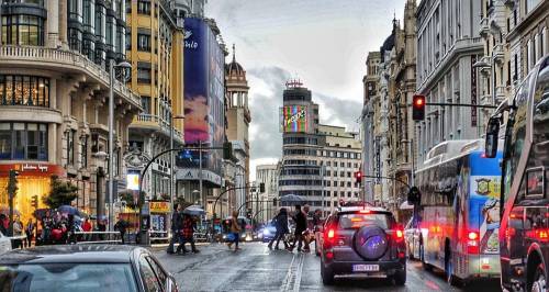 La Gran Via con lluvia luce más…. #madrid #granvia #places #lugares #people #gente #spring #p