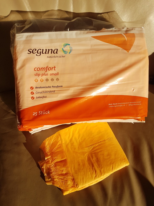 Because so many people ask me about the orange Seguna diaper: yes it’s this orange. I didn’t colour correct these pictures, it’s just sunlight and a very orange diaper ☺️  I’m wearing size small in this picture and they come