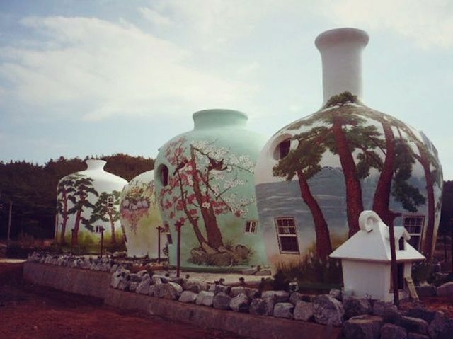 inmymindwecantrewind:  A Korean hotel in the shape of a giant pottery collection.