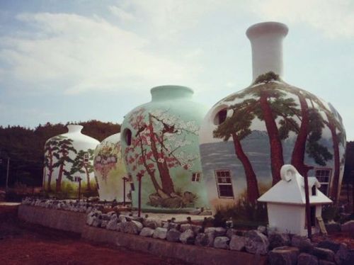 inmymindwecantrewind:A Korean hotel in the shape of a giant pottery collection.One of the beach hous