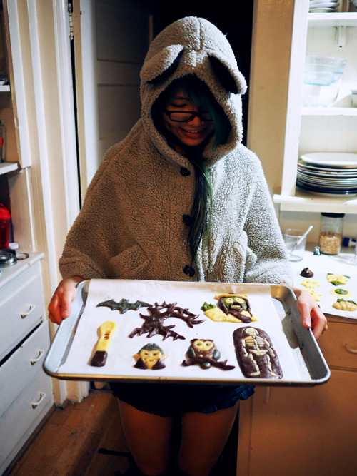 yuumei-art:  Happy (late) Halloween!I’ve been too busy to really celebrate Halloween last year but this year I got to make stupid cookies with my SO :DBefore everyone freak out about me cooking, I didn’t. My SO made the cookie dough and I just used