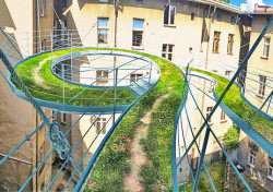 cubebreaker:  Green Pathway Balcony That