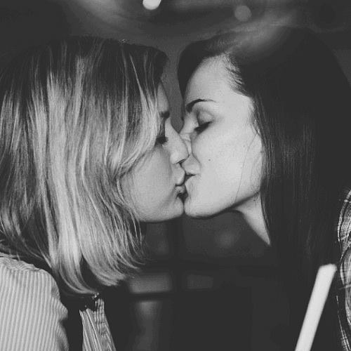 lipstick-lesbian:  ♀♡♀