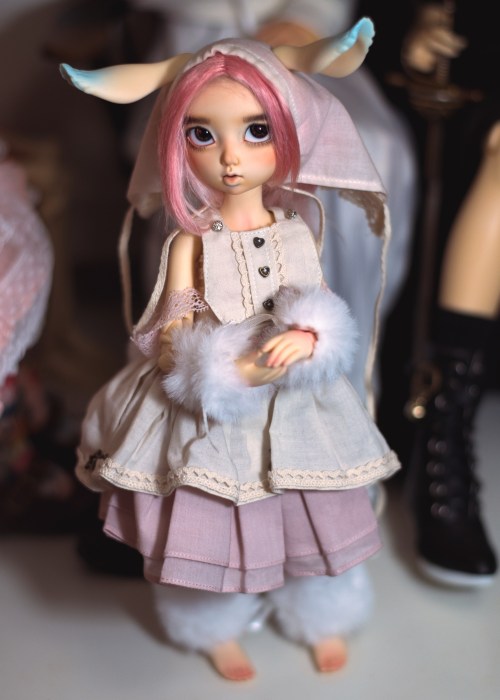 I finally got a chance to seal the faceup layer on LTF Soony so that she could be put back together!