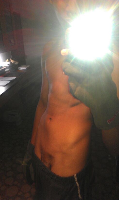 srt8guyssexting:  19 yo Canadaâ€¦. very sexyâ€¦.