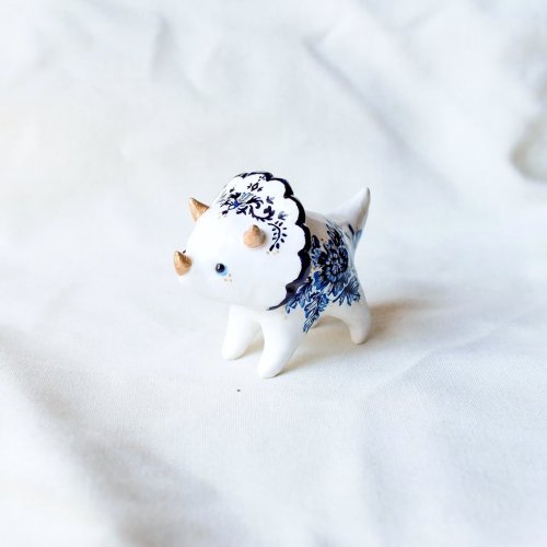 lilacandladybugs:kentukazash:nae-design:Floral triceratops by Vallavica @lilacandladybugs look at th